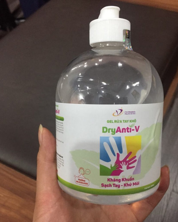   Gel rửa tay khô DryAnti-V có thành phần gồm chất kháng khuẩn như Ethanol, Nano bạc, Chlorhexidine digluconate, chiết xuất trà xanh và các chất dưỡng da  