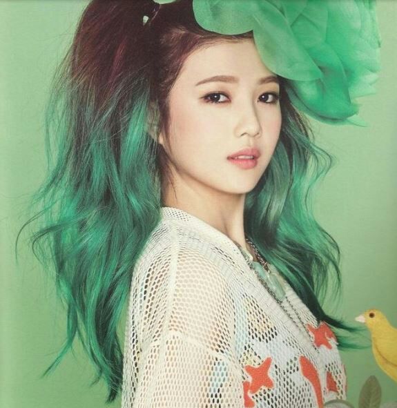 10+ idol Kpop nhuộm tóc xanh lá: Người khí chất ngút ngàn, kẻ xấu lạ khiến fan cười ngất 5