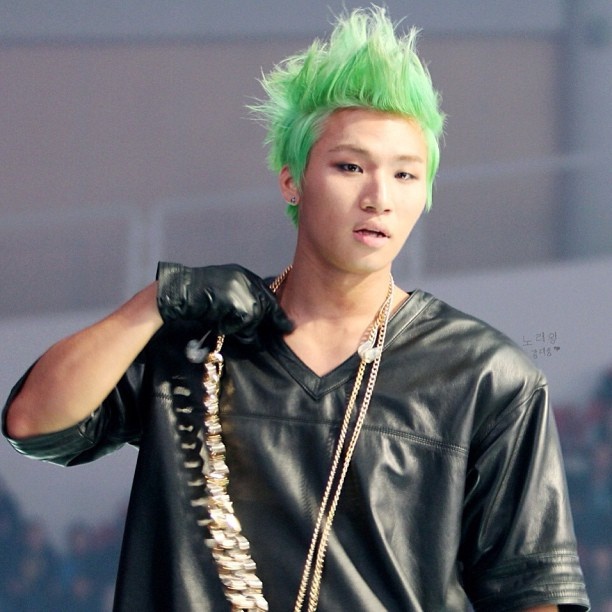 10+ idol Kpop nhuộm tóc xanh lá: Người khí chất ngút ngàn, kẻ xấu lạ khiến fan cười ngất 24