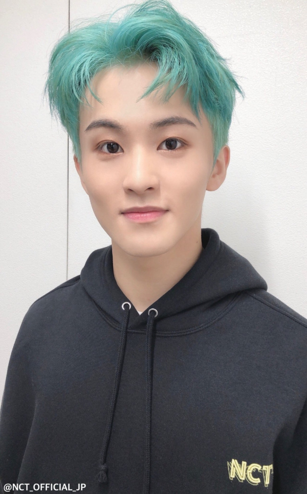 10+ idol Kpop nhuộm tóc xanh lá: Người khí chất ngút ngàn, kẻ xấu lạ khiến fan cười ngất 14