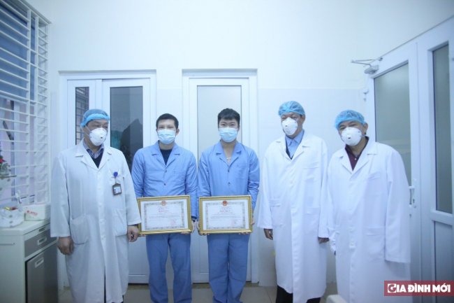   Bộ Y tế tặng Bằng khen cho bác sĩ đón 30 công dân từ Vũ Hán về Việt Nam.  