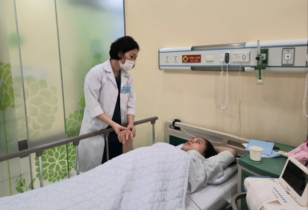   Bác sĩ Vũ Thị Thu Hằng – Phó Khoa Sản, BV ĐKQT Thu Cúc thăm khám, kiểm tra sức khỏe cho một sản phụ trước sinh  