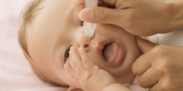   Thường xuyên nhỏ mũi cho con bằng nước muối sinh lý sẽ giúp giảm sổ mũi, nghẹt mũi  