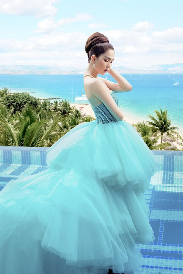   Chán làm thiên nga quyến rũ, người đẹp gốc Trà Vinh lại biến hóa thành cô công chúa của biển cả trong chiếc dầm xanh đẹp hút mắt.  