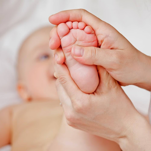   Thoa dầu khuynh diệp vào lòng bàn chân cho con và massage nhẹ nhàng lòng bàn chân cũng giúp con giảm sổ mũi, nghẹt mũi  