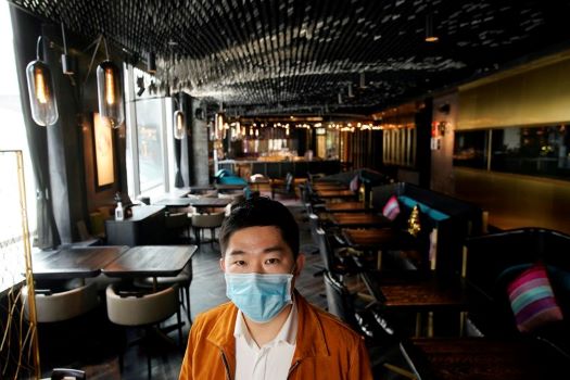   Anh Hu ở nhà hàng vắng khách do dịch COVID-19  