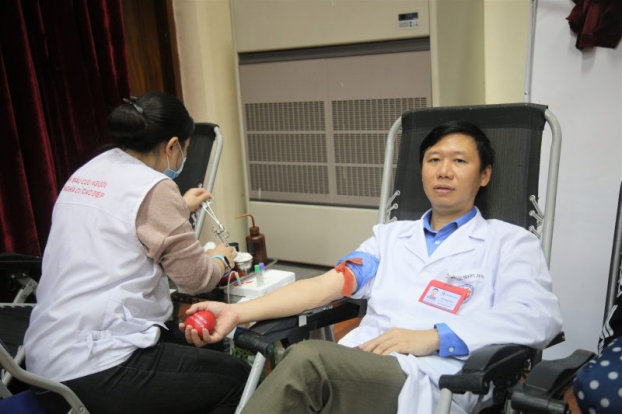   Một số nhân viên y tế của Viện tham gia hiến máu A cứu bệnh nhân  