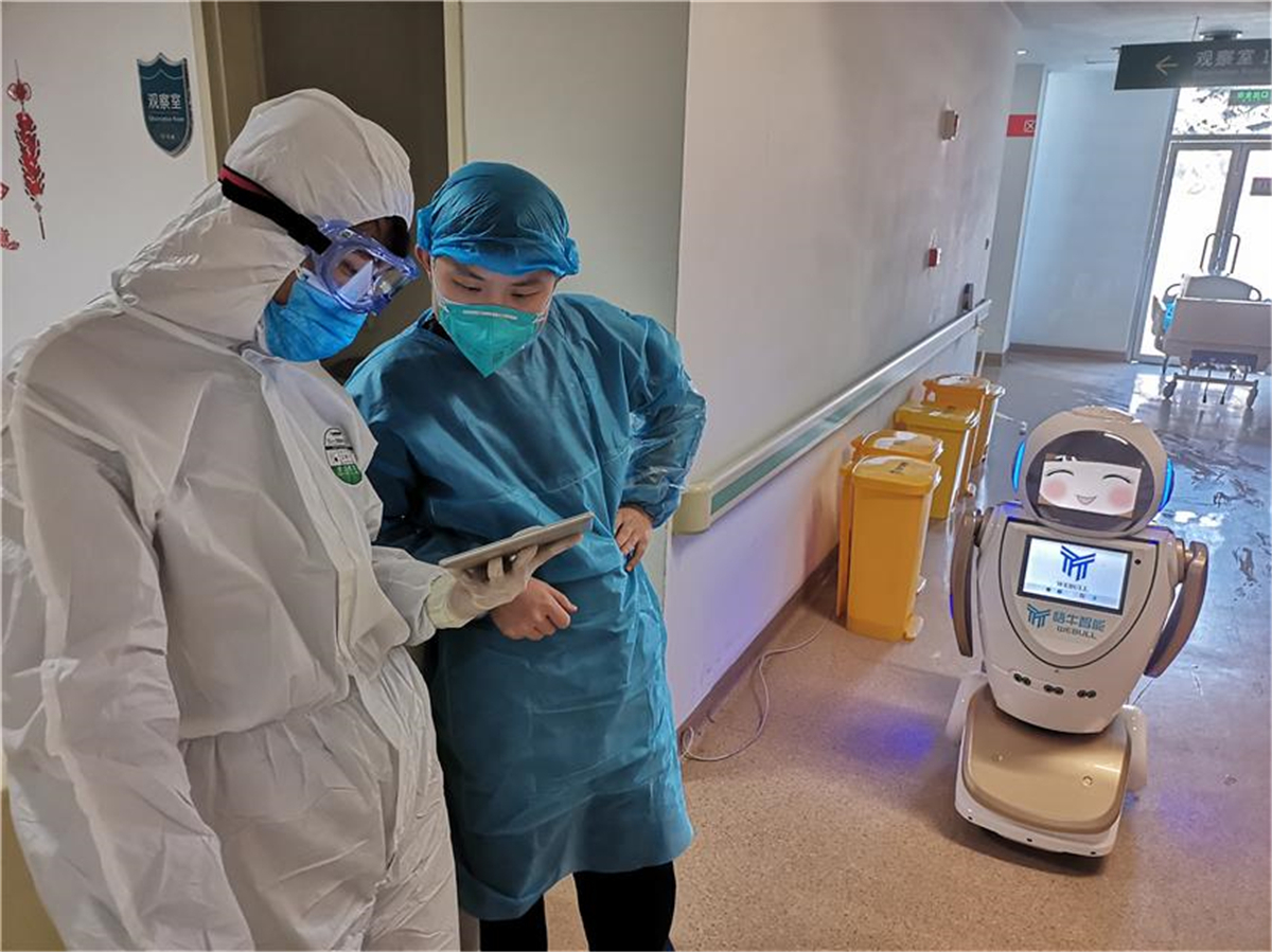   Con robot nhỏ nhắn có thể giúp các y bác sĩ tẩy uế các khu cách ly  