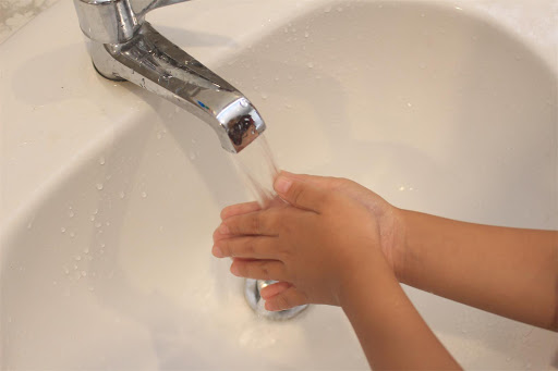   Dạy trẻ rửa tay bằng xà phòng dưới vòng nước chảy là biện pháp hữu hiệu để phòng ngừa dịch bệnh COVID-19. Ảnh minh họa  