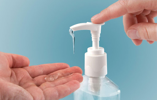  Dịch bệnh do COVID-19 khiến nhu cầu sử dụng các sản phẩm nước rửa tay khô, dung dịch sát khuẩn tay tăng cao. Ảnh minh họa  