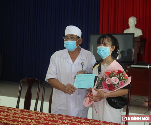  Tin tức virus Corona mới nhất 24h hôm nay 18/2/2020: Lãnh đạo BV Khánh Hòa chúc mừng bệnh nhân khỏi bệnh.  