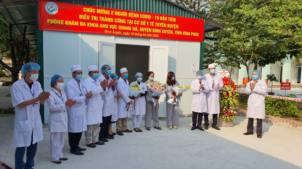   Lễ chúc mừng hai bệnh nhân COVID-19 được bác sĩ chữa khỏi tại huyện Bình Xuyên, tỉnh Vĩnh Phúc  