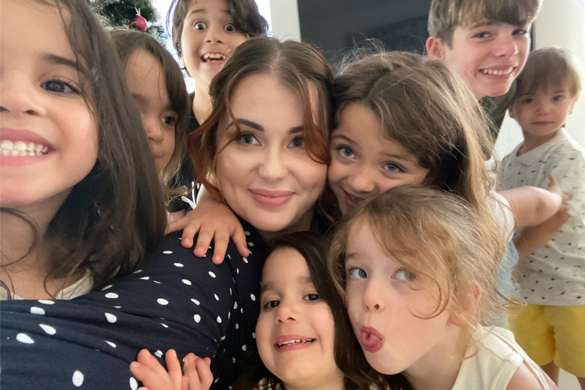   Các con selfie bên người mẹ 'siêu nhân' Kim Tucci  