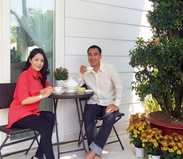   Quyền Linh cùng bà xã Dạ Thảo thảnh thơi thưởng thức trà trong khu vườn ngập tràn sắc hoa  