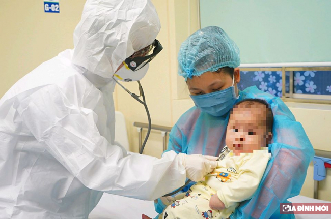   Bác sĩ BV Nhi Trung ương thực hiện điều trị cho bé N.G.L theo đúng phác đồ điều trị của Bộ Y tế.  