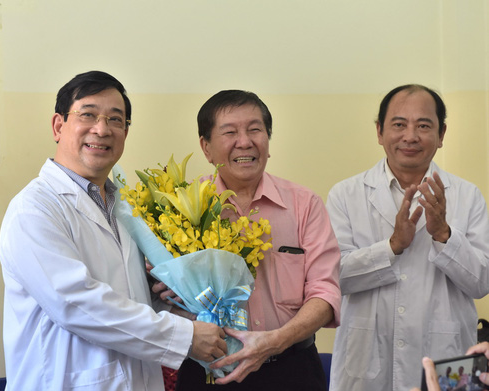   Ông Tạ Hoa Kiên (ở giữa) – một trong 3 bệnh nhân nhiễm COVID-19 tại TP.HCM đã khỏi bệnh và được xuất viện chiều 21/2  
