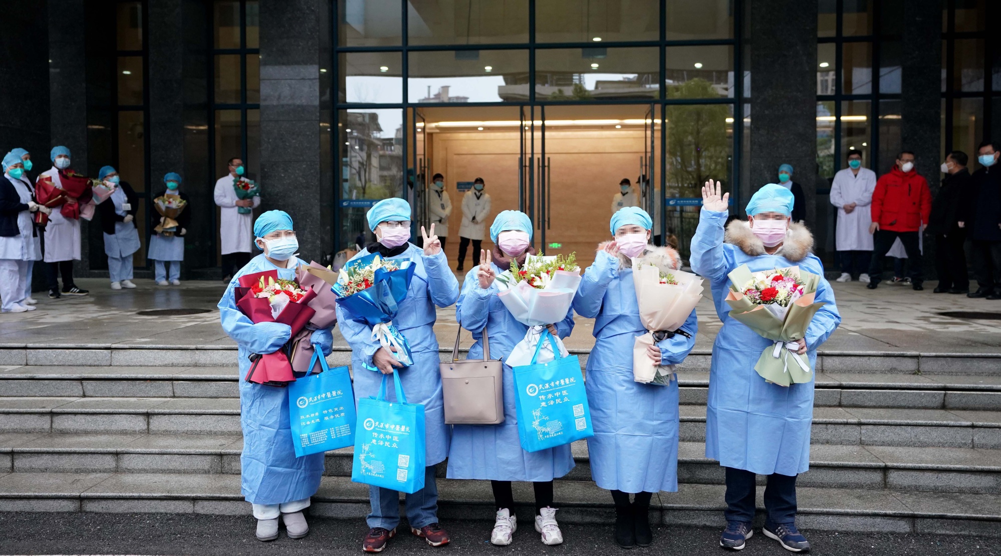   Còn Ủy ban Y tế Quốc gia Trung Quốc khuyến cáo những bệnh nhân đã hội phục vẫn phải cách ly 14 ngày, đeo khẩu trang và không nên ra ngoài.  