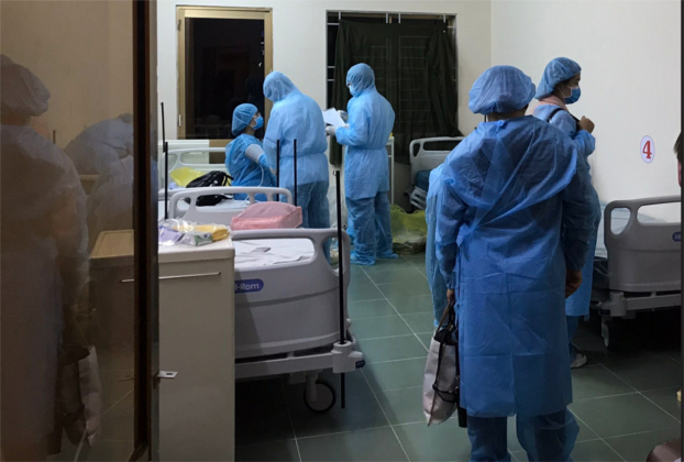   Nhân viên y tế thăm khám và theo dõi sức khỏe cho những người được cách ly tại Bệnh viện dã chiến  