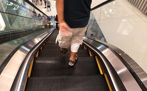   Nhiều người có thói quen đi bộ trên thang cuốn để tiết kiệm thời gian (Ảnh: wikiHow)  