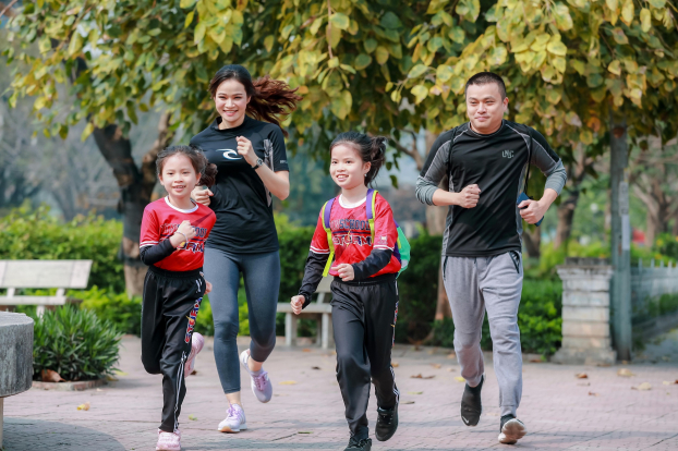   MC Thu Hương – Chuyển động 24h, đồng thời là Phụ huynh Vinschool, tham gia Thử thách chạy 30 ngày cùng gia đình mình từ sáng sớm.  