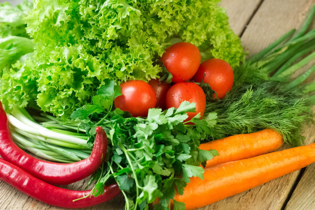  Ăn nhiều rau xanh, trái cây giúp bạn bổ sung vitamin cho da khỏe đẹp  