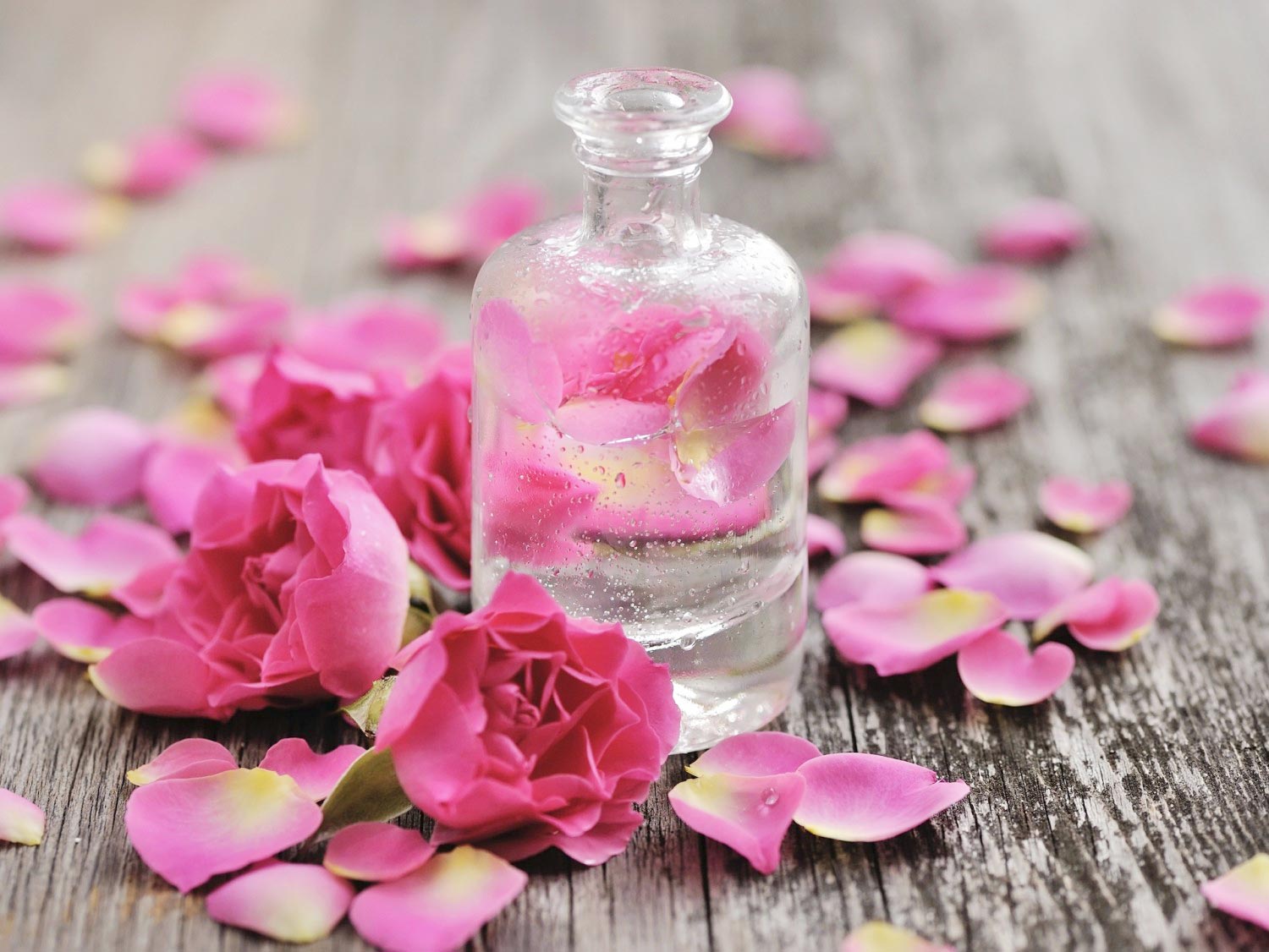   Nước hoa hồng giúp cân bằng độ pH, làm sạch sâu và dưỡng ẩm da  