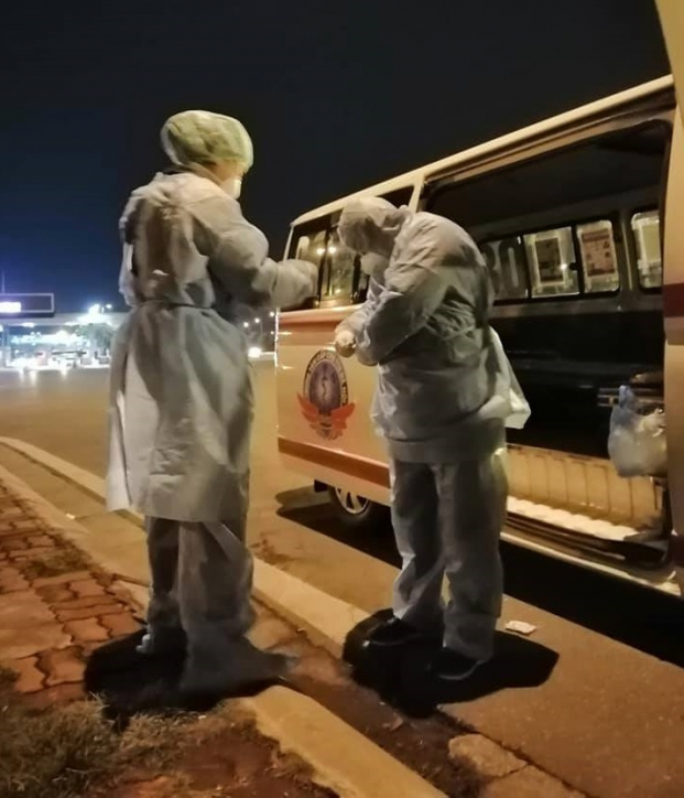   Nhân viên Trung tâm Cấp cứu 115 Hà Nội đi vận chuyển người nghi nhiễm COVID-19 trong đêm  