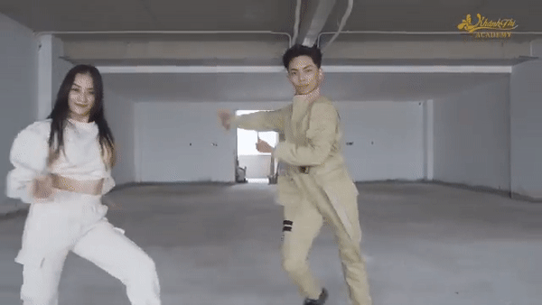 Khánh Thi - Phan Hiển gây sốt khi nhảy lại hit ON của BTS, netizen: Một sự kết hợp độc lạ 1