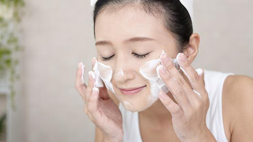   Nên tận dụng mát xa mặt khi rửa mặt để lưu thông máu, giúp làn da đẹp và khỏe mạnh hơn  