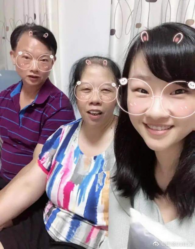  Nữ y tá Điền Phương Phương và bố mẹ  