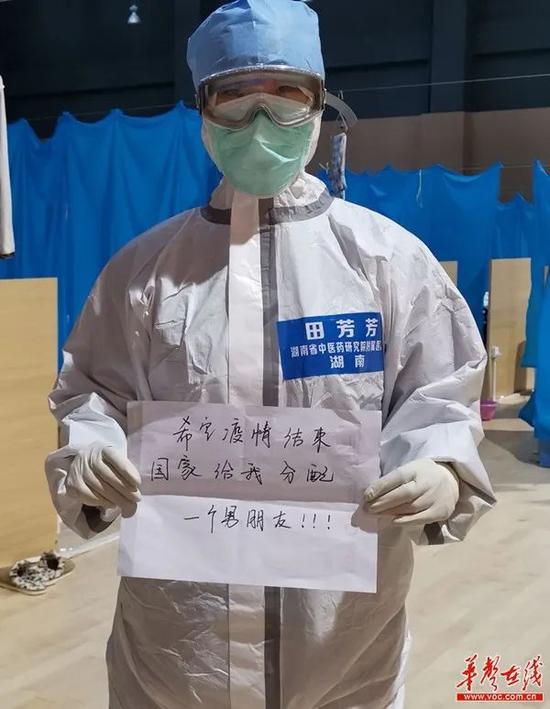   Tâm nguyện gây sốt của nữ y tá đang chống dịch tại Vũ Hán  