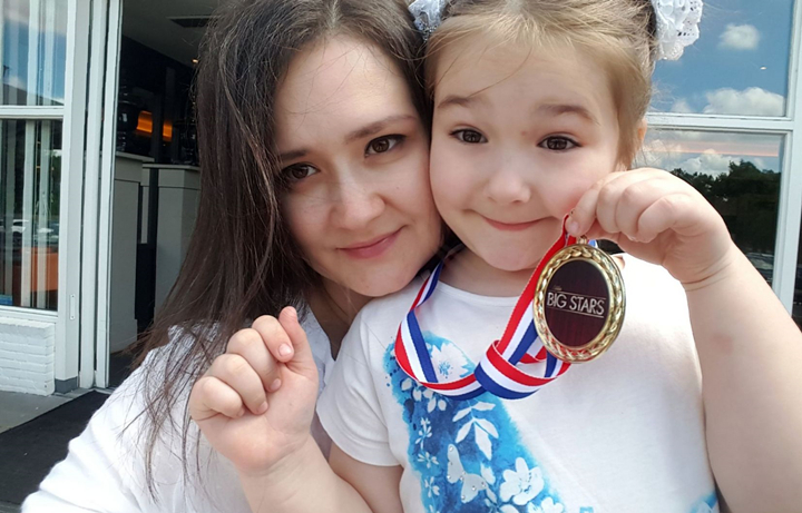 Cô bé 7 tuổi người Nga nói được 8 thứ tiếng, bà mẹ tiết lộ bí quyết học ngoại ngữ của con 1