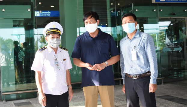   Thứ trưởng Đỗ Xuân Tuyên (giữa) yêu cầu Cảnh Hàng không Cần Thơ thực hiện đúng quy định kiểm tra khách nhập cảnh.  
