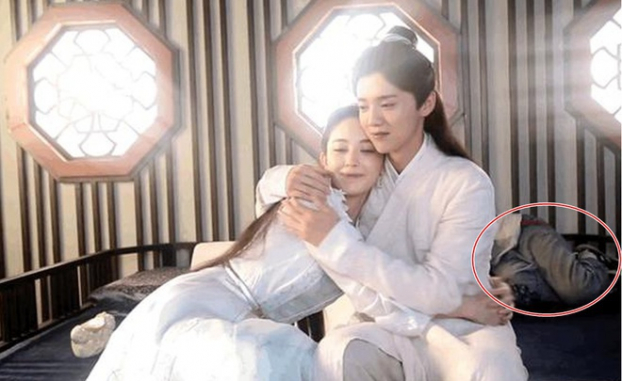   Cảnh cặp đôi chính phim Trạch Thiên Ký (Lộc Hàm và Cổ Lực Na Trát thủ vai) ôm nhau để lộ nhân viên đoàn phim đang nằm ở phía sau  