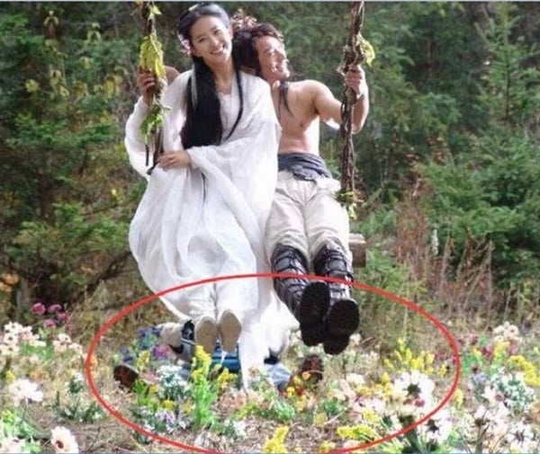   Cảnh quay lãng mạn trong Thần Điêu Đại Hiệp (2006) lộ bóng dáng nhân viên hậu trường ở phía sau đẩy xích đu giúp Tiểu Long Nữ (Lưu Diệc Phi) và Dương Quá (Huỳnh Hiểu Minh). Những bông hoa trên mặt đất cũng là hoa giả  
