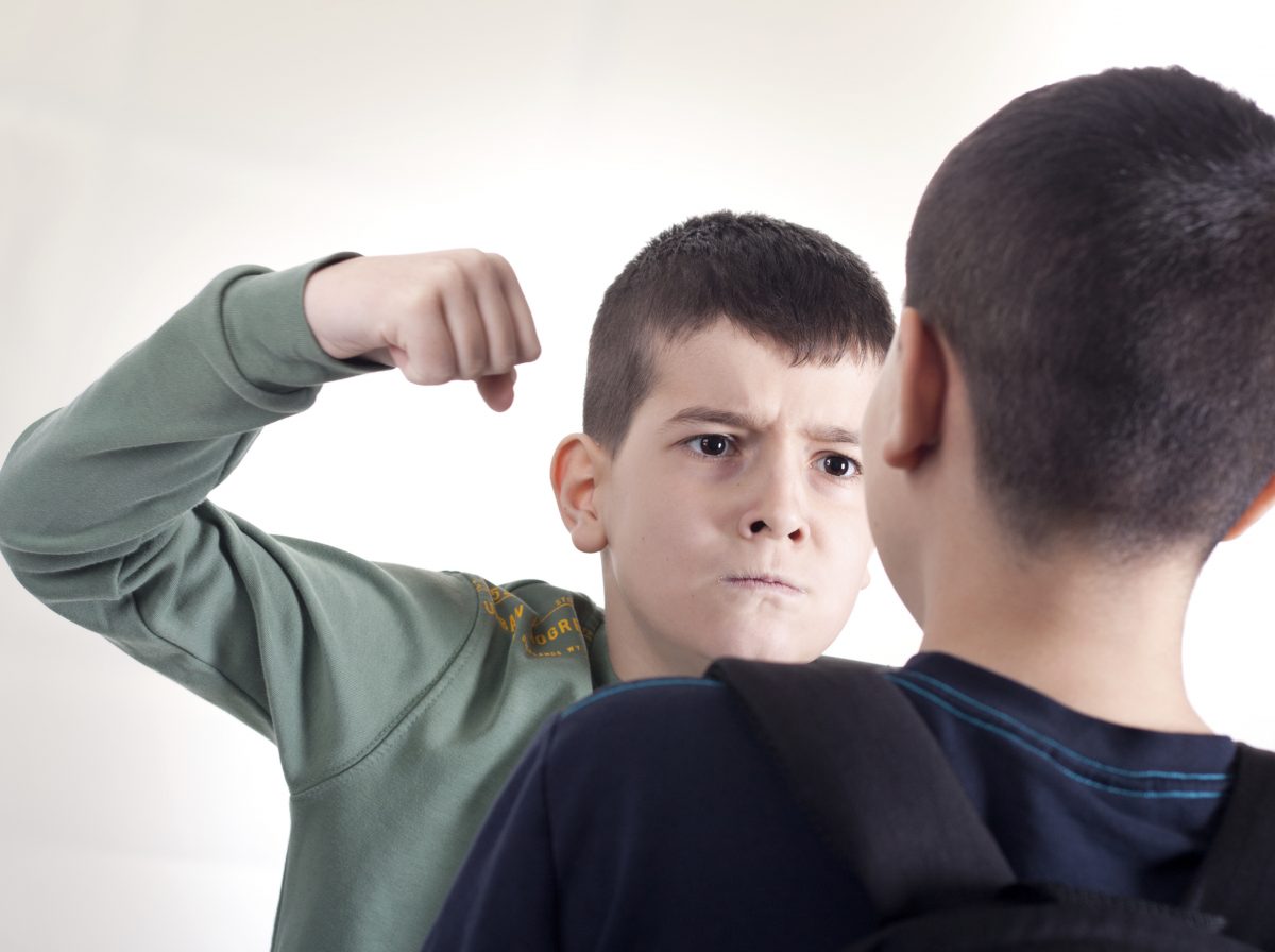   Các con có thể bị bắt nạt hoặc bắt nạt người khác ở trường mà cha mẹ không biết  