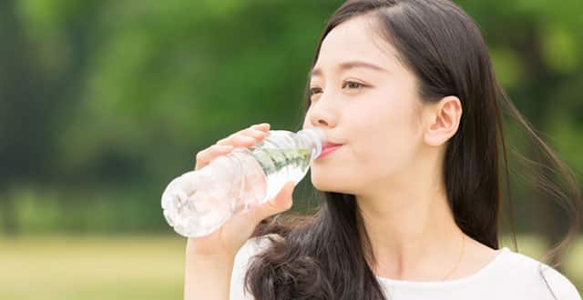   Nên uống đủ nước giúp da sáng khỏe mạnh hơn  