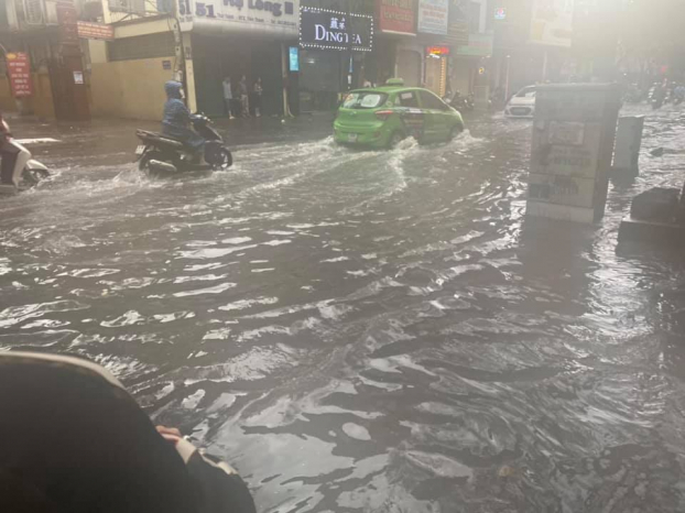   Cơn mưa lớn kéo dài khoảng 1 tiếng đồng hồ khiến nhiều đường phố bị ngập  
