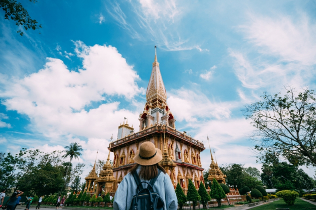   Du khách chụp ảnh bên ngoài ngôi chùa Wat Chalong- 1 trong những ngôi chùa nổi tiếng nhất Phuket (Thái Lan)  
