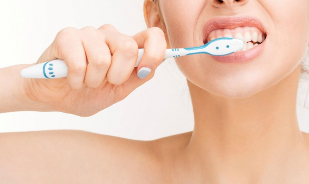   Đánh răng ngay sau ăn, đánh răng quá mạnh sẽ làm suy yếu men răng và gây mòn răng  