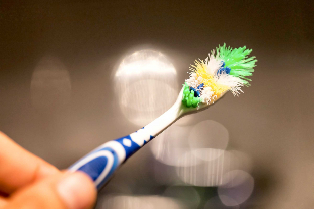   Không thay bàn chải đánh răng định kỳ là thói quen xấu dễ dẫn đến gây hại cho răng  