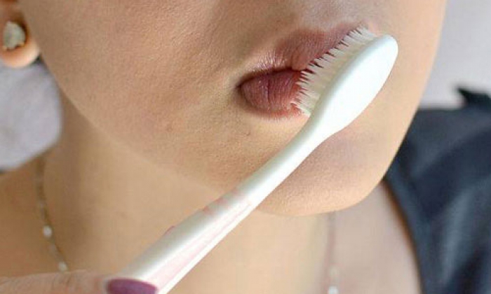   Bàn chải đánh răng có thể được sử dụng để tẩy da chết cho môi mềm mịn  