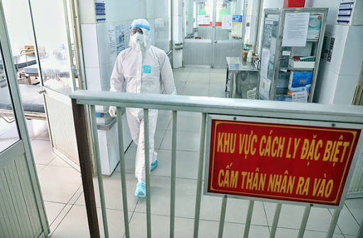 Những người nghi ngờ nhiễm COVID-19 phải được cách ly, giám sát y tế chặt chẽ. Ảnh minh họa