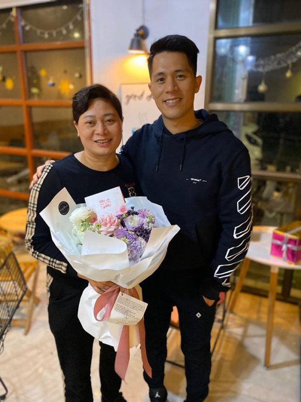 Cầu thủ Việt Nam ngày 8/3: Người khoe ảnh bên mẹ, người hạnh phúc với vợ con 9