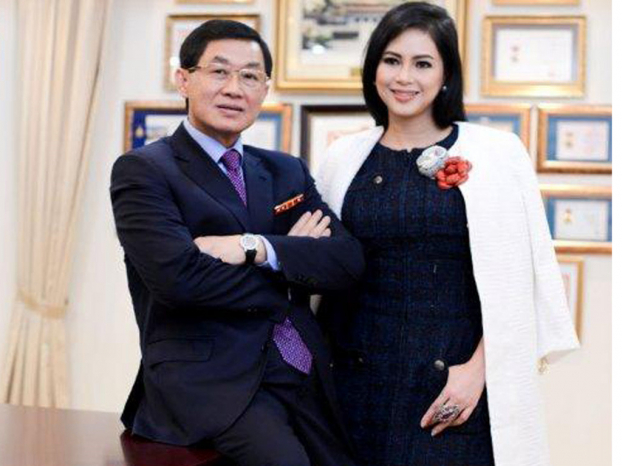   ông Johnathan Hạnh Nguyễn cùng người vợ thứ hai nữ diễn viên điện ảnh Lê Hồng Thủy Tiên  