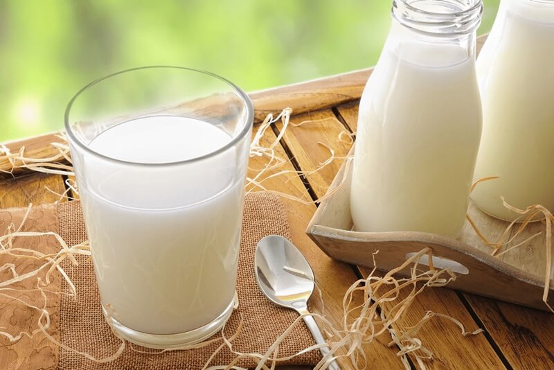   Bạn có thể sử dụng sữa tươi không đường để rửa mặt hàng ngày rất tốt cho da  