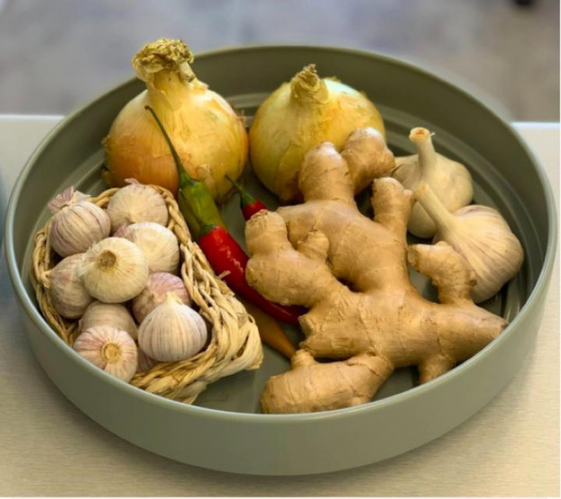 Bổ sung một số thực phẩm giúp làm ấm cơ thể, hạn chế tiết dịch đường hô hấp do nhiễm lạnh như tía tô, kinh giới, gừng, hạt tiêu, ớt, sả, gừng... cũng giúp phòng dịch bệnh hiệu quả