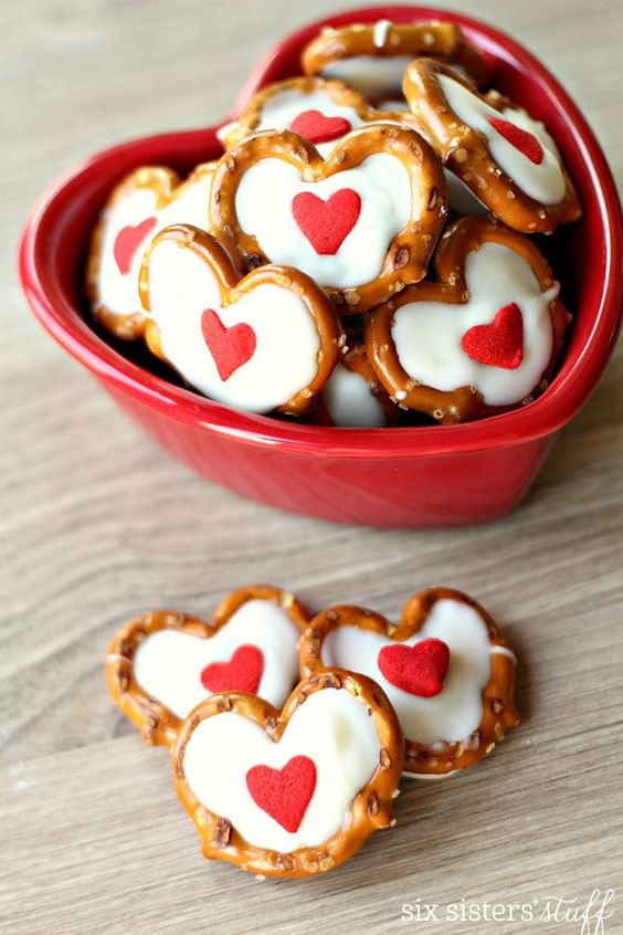   Valentine Trắng là dịp để tặng nhau những món quà như: Bánh quy, kẹo, socola trắng  