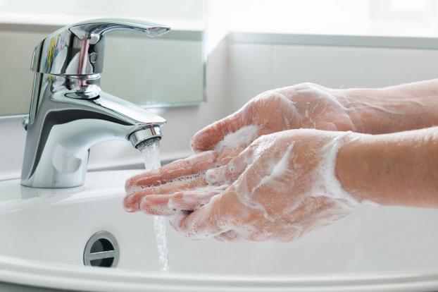  Rửa tay bằng xà phòng dưới vòi nước chảy để phòng ngừa COVID-19  