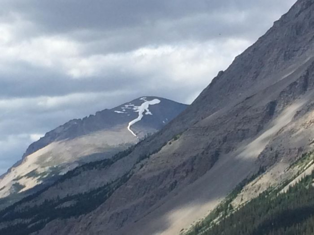   Tuyết trên đỉnh núi trông như một con thạch sùng khổng lồ  